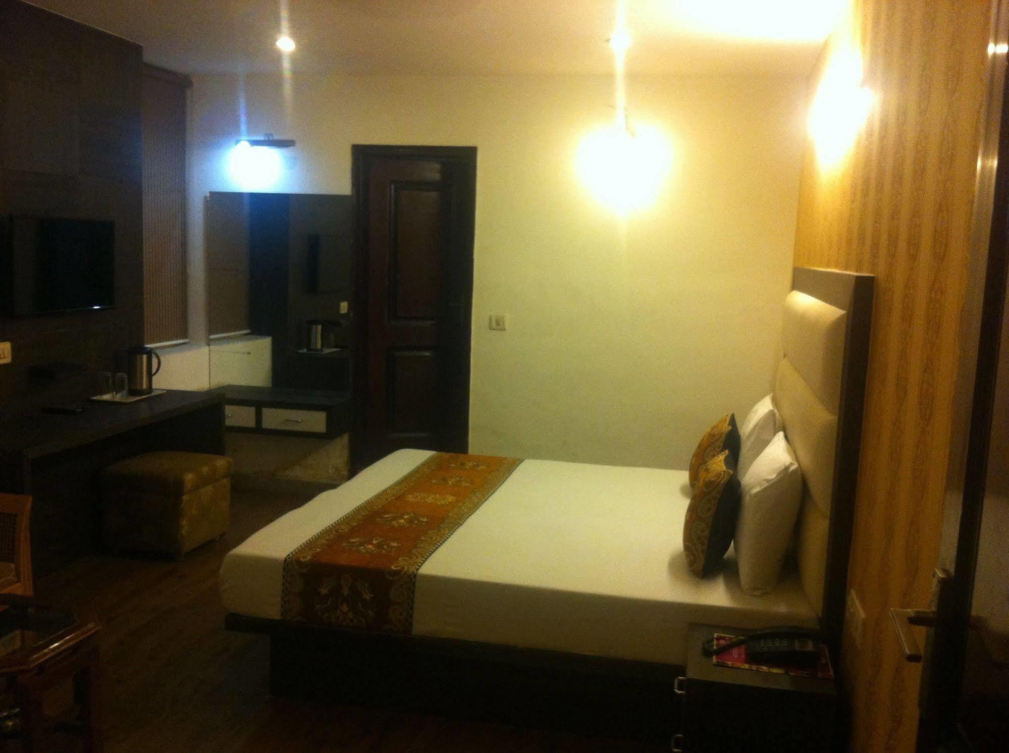 Hotel Karat 87 Inn 뉴델리 외부 사진