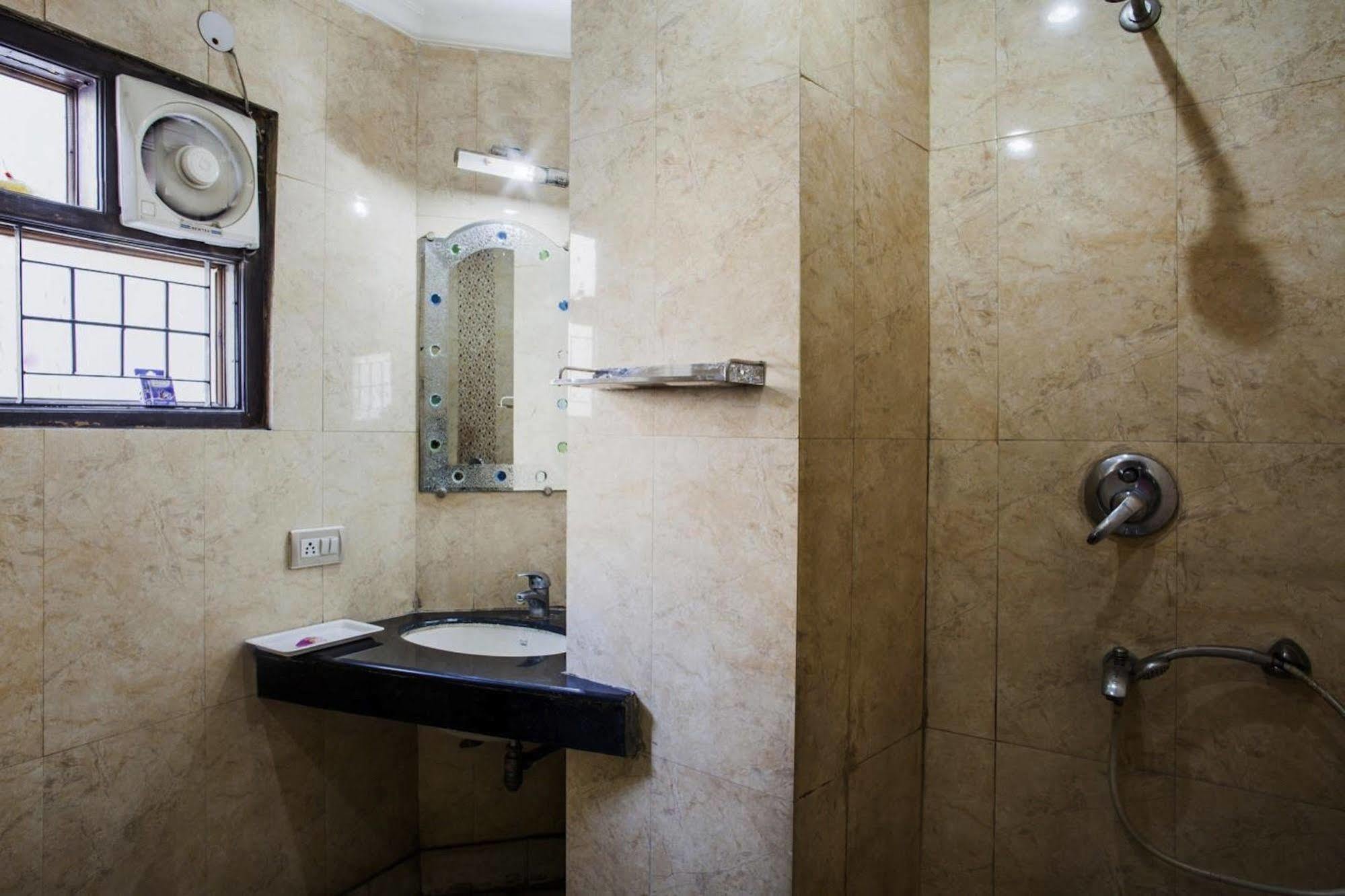 Hotel Karat 87 Inn 뉴델리 외부 사진