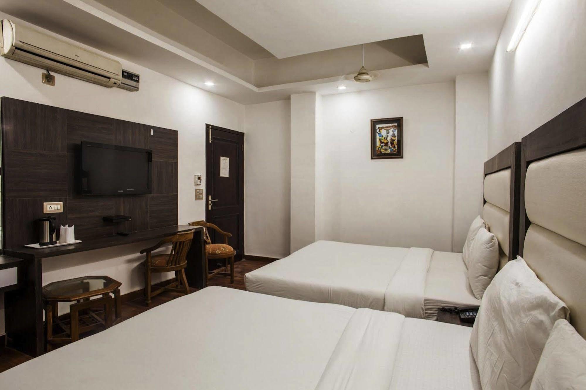 Hotel Karat 87 Inn 뉴델리 외부 사진
