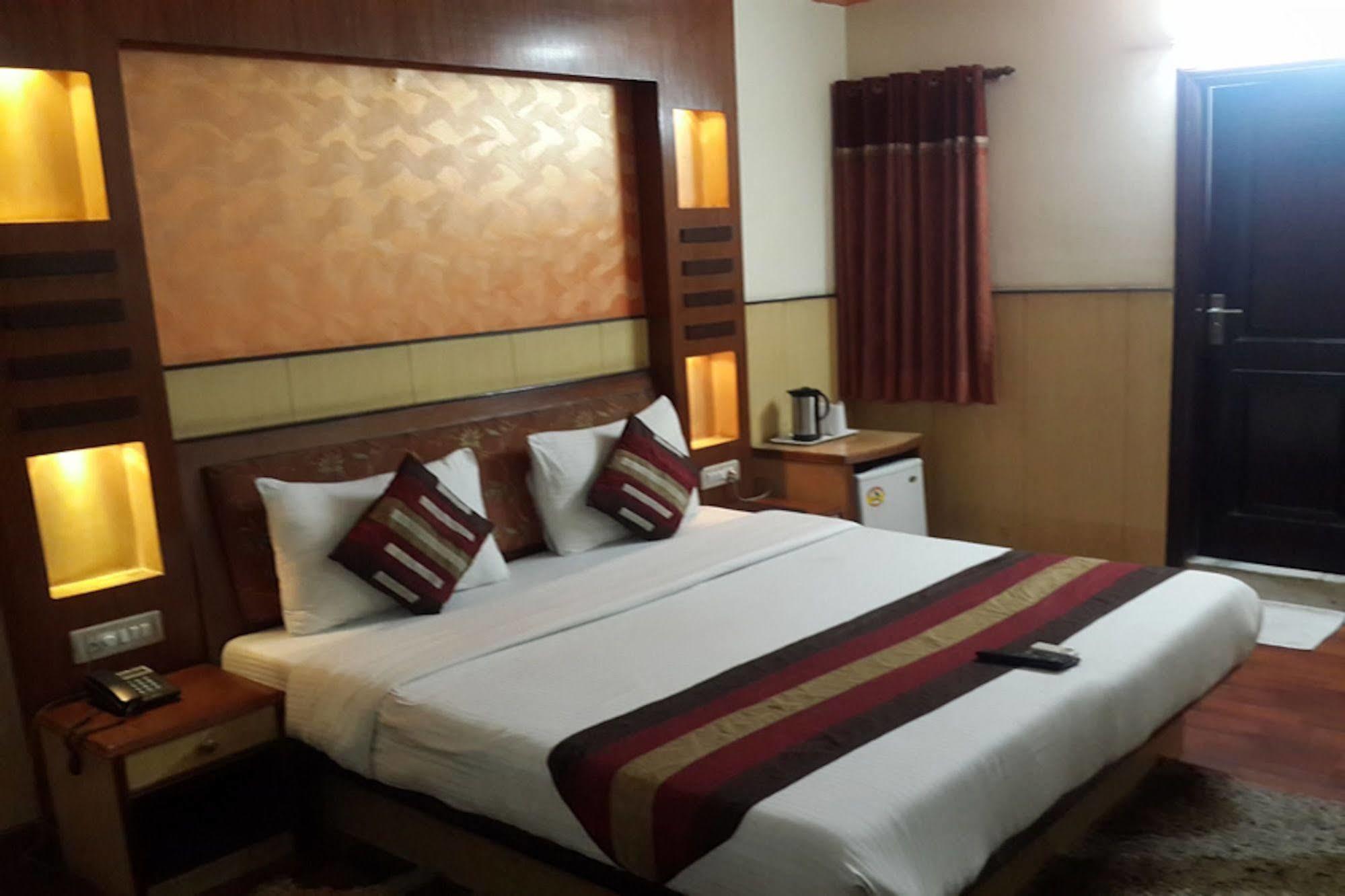 Hotel Karat 87 Inn 뉴델리 외부 사진