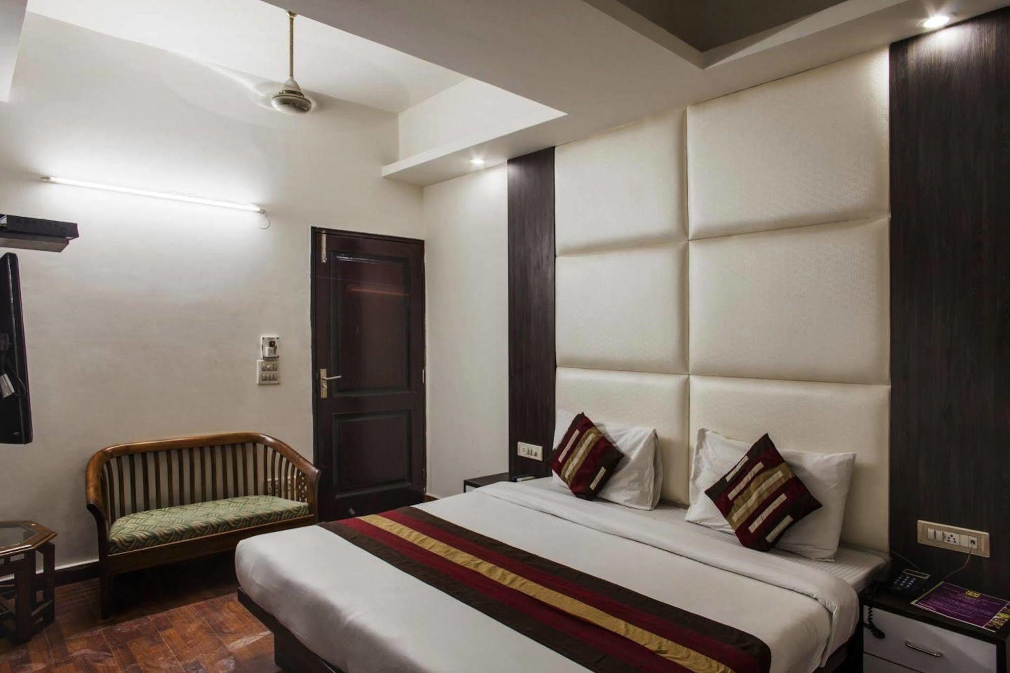Hotel Karat 87 Inn 뉴델리 외부 사진