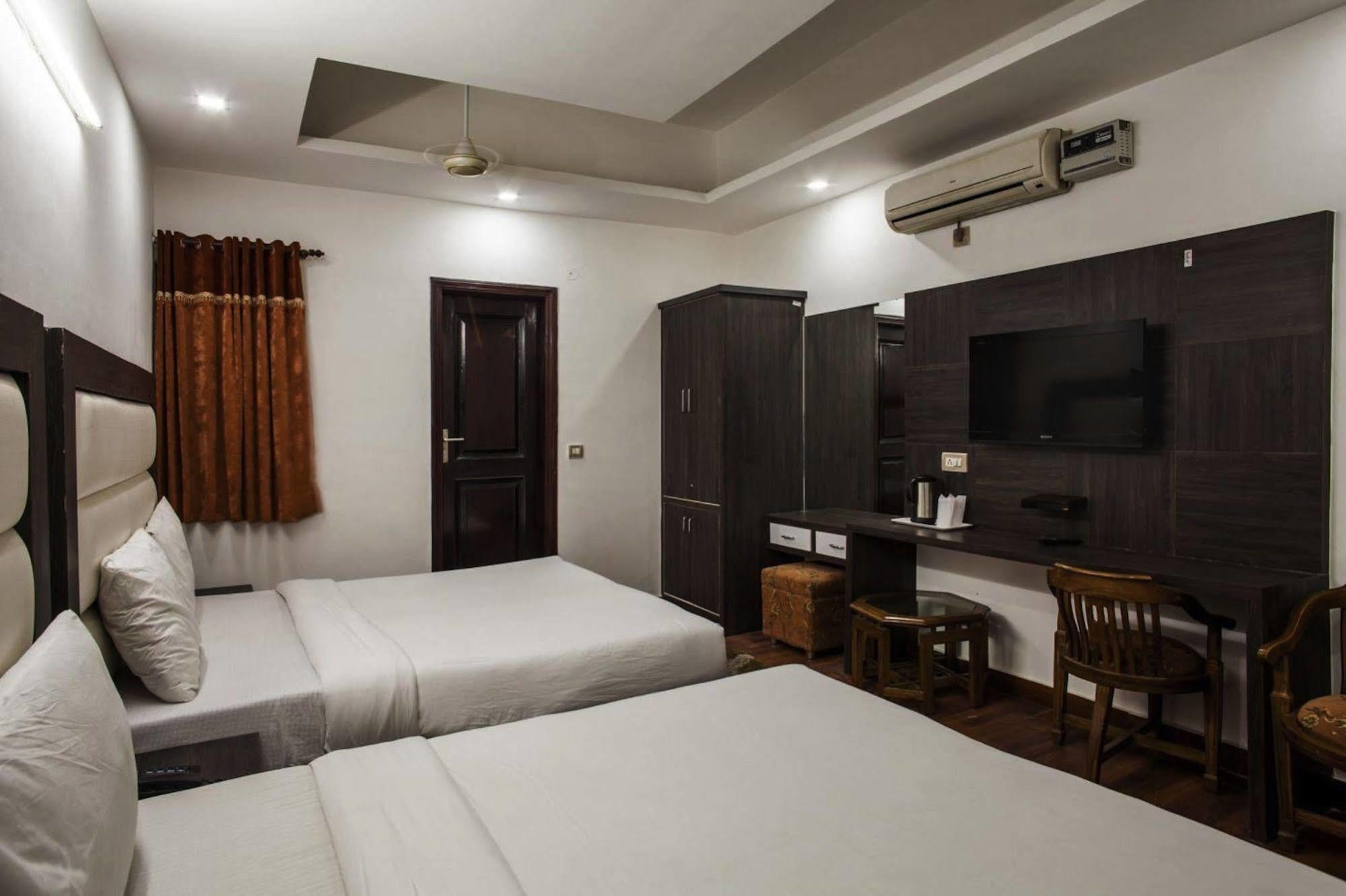 Hotel Karat 87 Inn 뉴델리 외부 사진