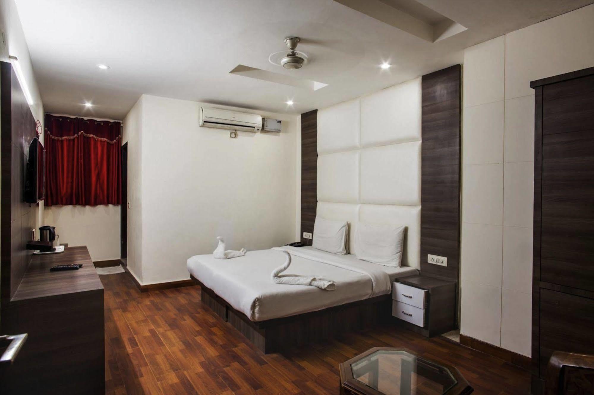 Hotel Karat 87 Inn 뉴델리 외부 사진