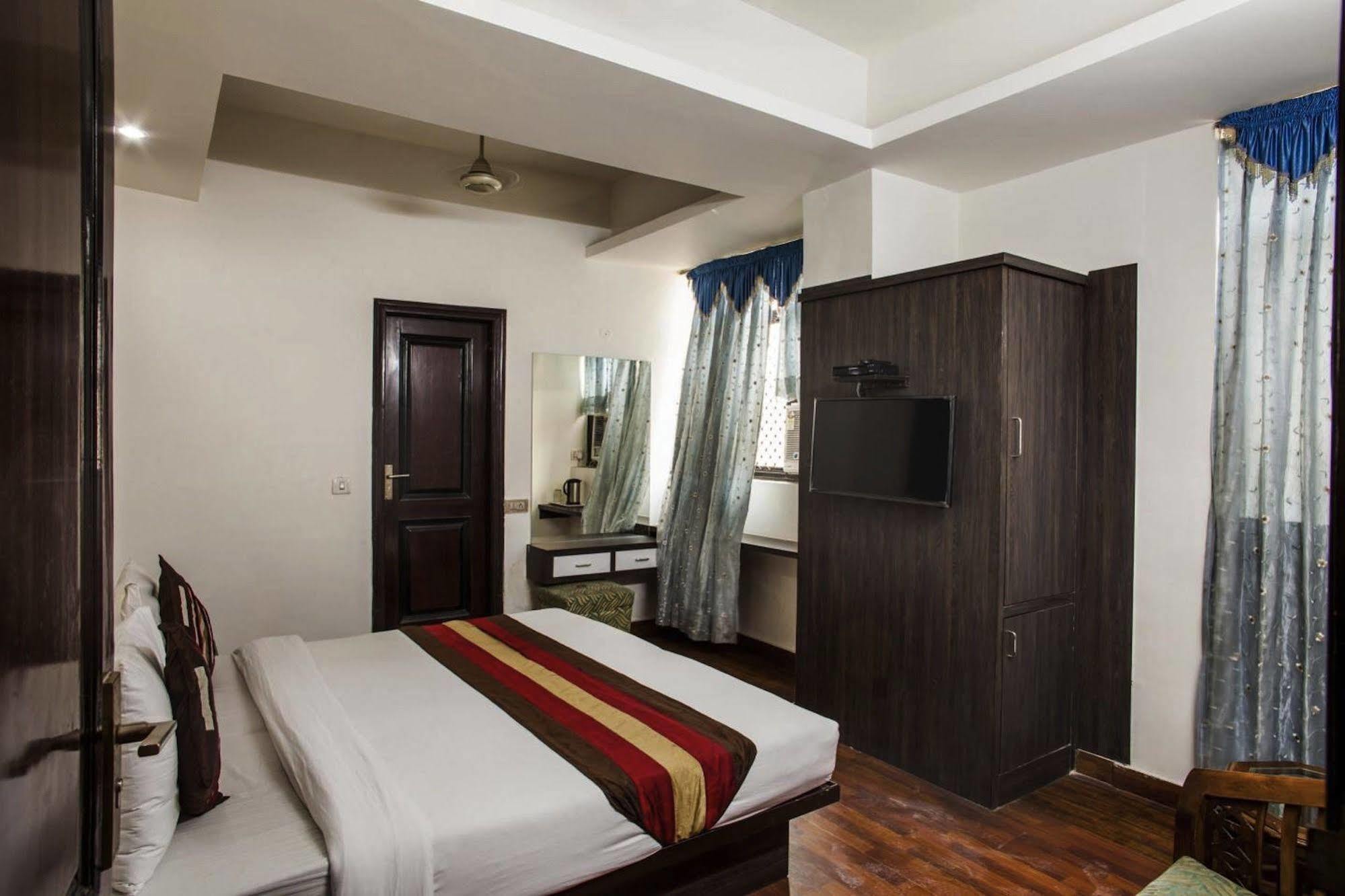 Hotel Karat 87 Inn 뉴델리 외부 사진