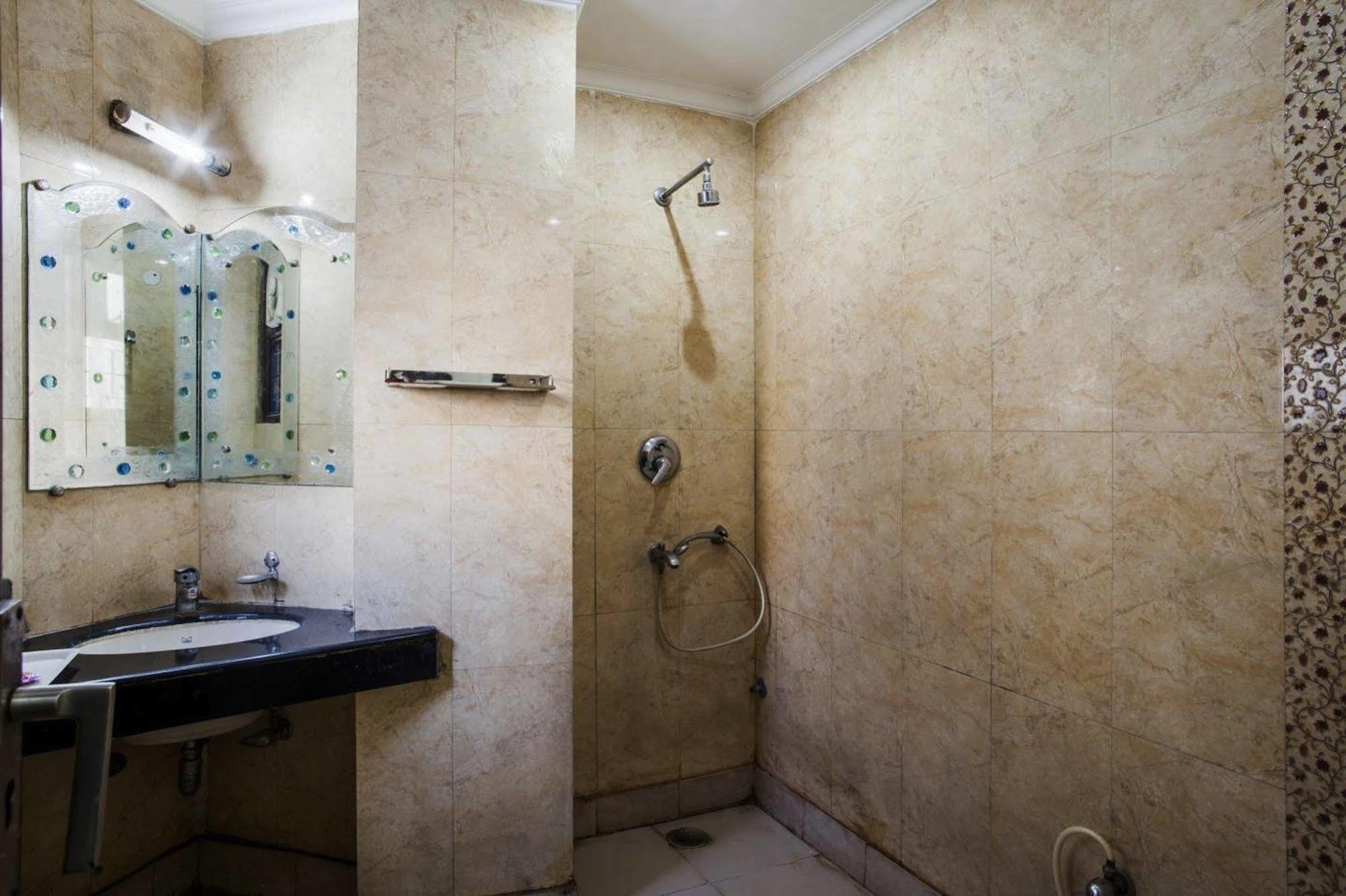 Hotel Karat 87 Inn 뉴델리 외부 사진