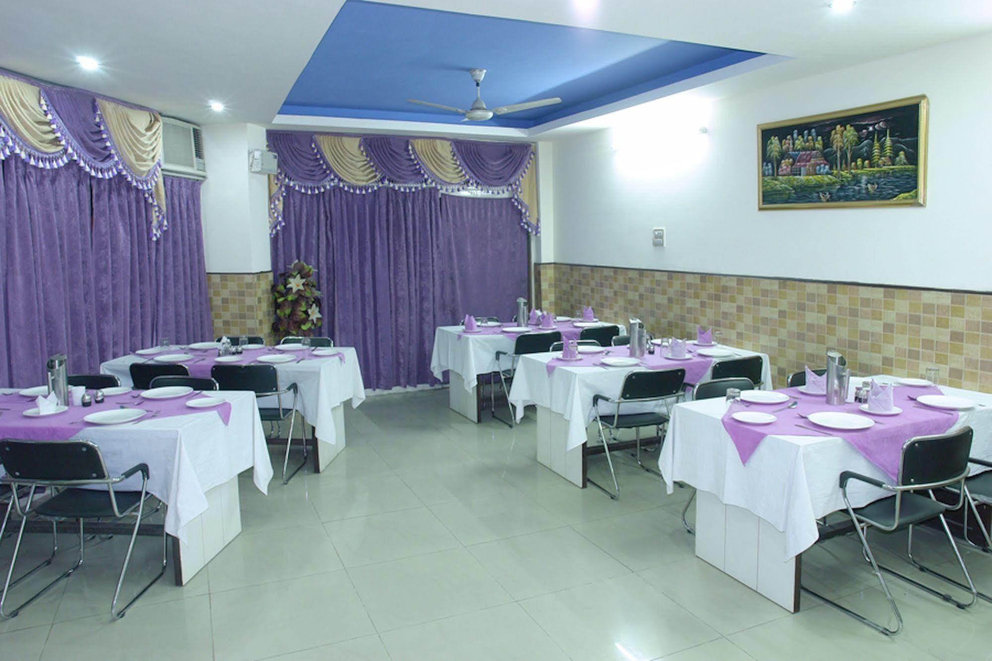 Hotel Karat 87 Inn 뉴델리 외부 사진