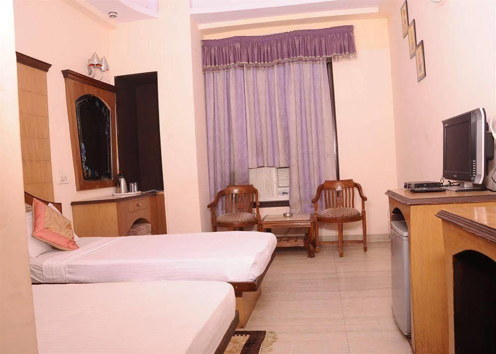 Hotel Karat 87 Inn 뉴델리 외부 사진